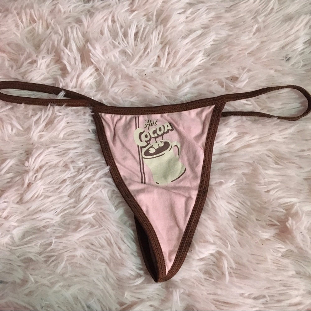 Early 2000s black & red Rampage thong “hot cocoa” print thong 🤎💕